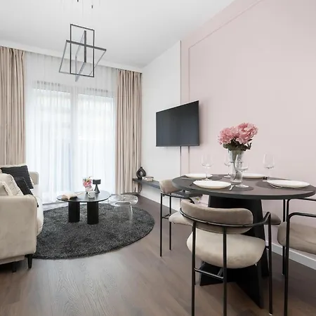 Luksusowe W Centrum Wroclawia Blisko Parku Z Klimatyzacja W Salonie By Renters Breslavia